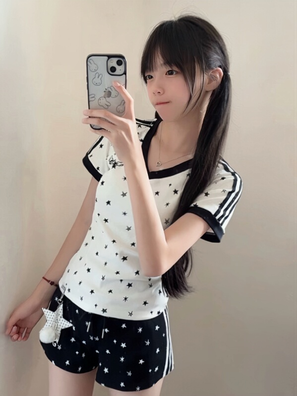 American Retro All-Over Printed Star V-Neck Short-Sleeved T-Shirt Set for Women, Summer Black Casual Sports Shorts Two-Piece Set