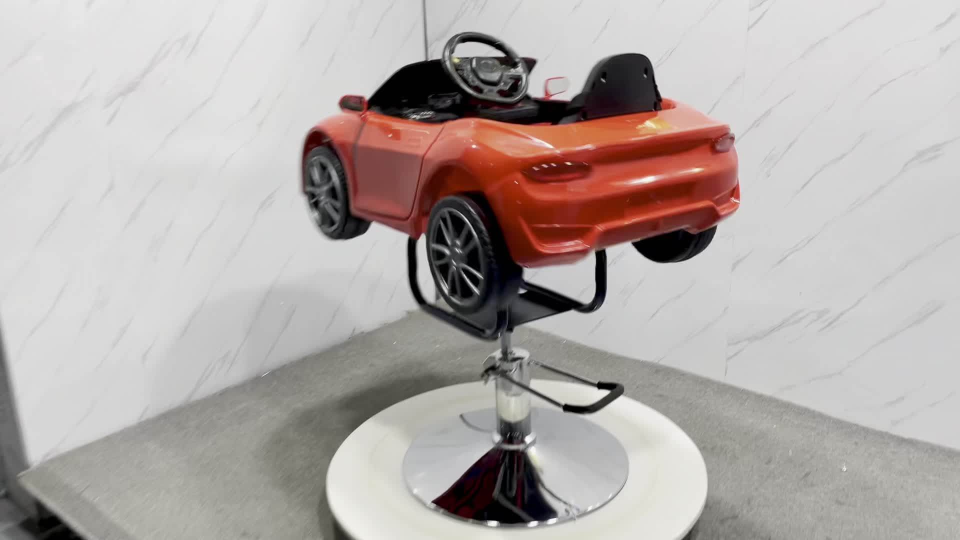 キッズサロン家具車の形をしたヘアカット子供赤ちゃん座っている