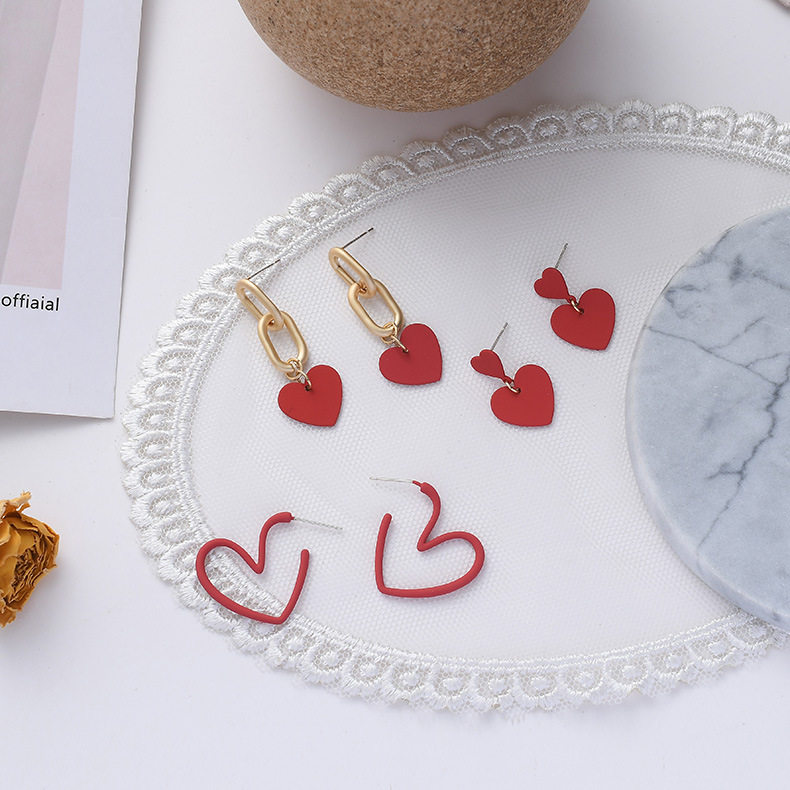 Korean version of small fresh INS wind red love earrings S925 silver needle heart shaped web celebrity earrings