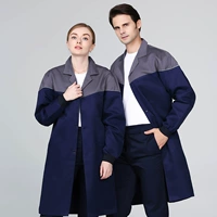 Платье с длинными рукавами.