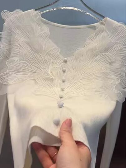 Women's long-sleeved knitted bottoming shirt 2024 early autumn and winter new style inner French v-neck lace splicing design top