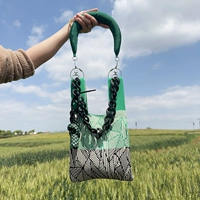 Зеленые полоски с хлопковым наполнителем можно носить за спиной (сумка в комплект не входит).