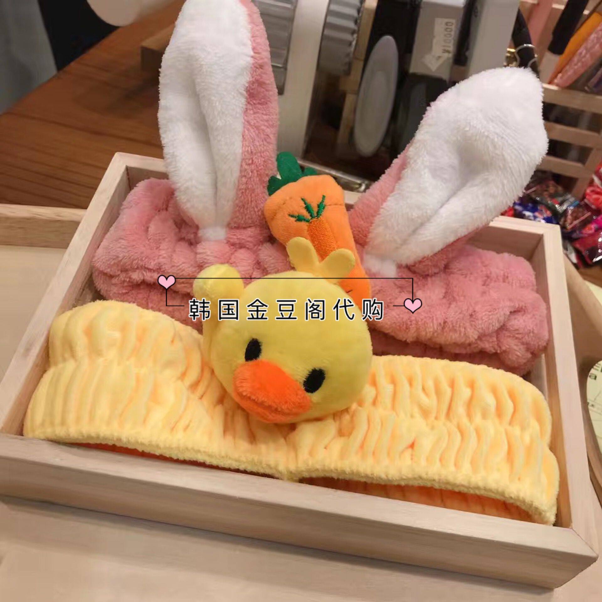 2019 Winter Korea Dongdaemun Mura new cute cartoon Coated Face Film Haircut Shampoo with hair stirrup