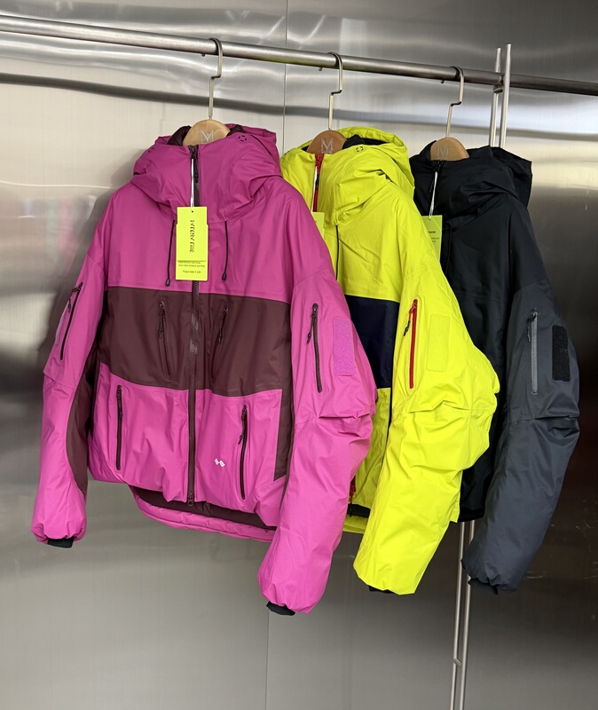 [Professional Outdoor Fabric Enhancement] 95 Large down Fibers Lock in Warmth, Color-Blocking Design Combines with Functional Feel down Jacket