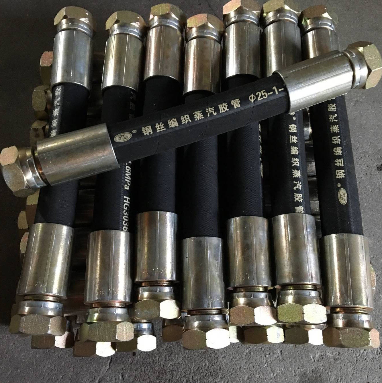 Steel wire braided steam pipe high temperature resistant steam rubber pipe high-pressure tubing assembly hydraulic rubber hose oil resistant pipe