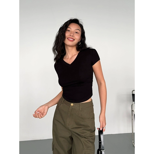 Черная летняя приталенная короткая футболка, V-образный вырез, короткий рукав