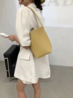 Маленький молочный абрикосовый цветовой олень