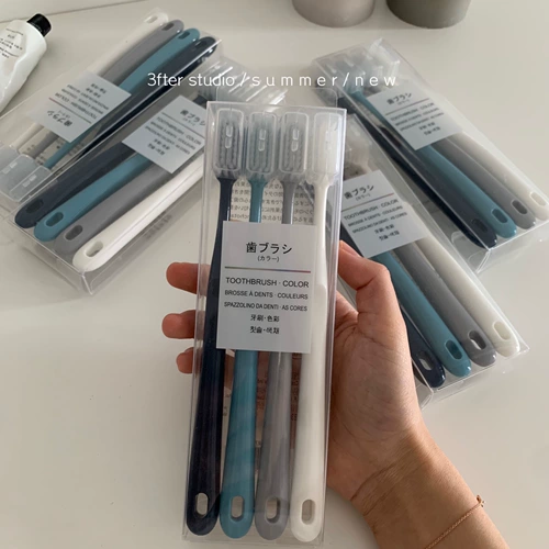 Четыре!9.9rmb | Антибактериальная зубная щетка мягкая, клейкие, мягкие волосы, маленькая защитная голова -резинка Семейство зубной щетки