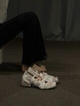 The light pink strappy ballet shoes are so good ~ you are not afraid of rubbing your feet ~