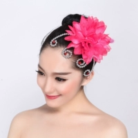 Желтая роза красный цветок