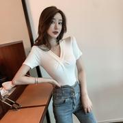 2020 mùa hè áo sơ mi Hàn Quốc mới phiên bản sexy cổ chữ V đáy phụ nữ kẹo màu ngắn tay T-shirt cơ thể vừa vặn xoắn nữ hàng đầu