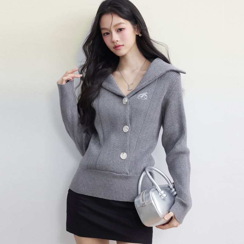 Atmoaosu “Collar Ruiya” Relaxed and Gentle Style Lapel Knitwear with a Slimming Design and Button-Up Sweater