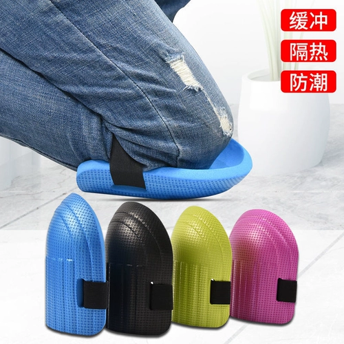 Установка фарфоровых кирпичных коленных работников специализировала страхование труда на коленях и вытирает пенные прокладки толстые на коленях подушка