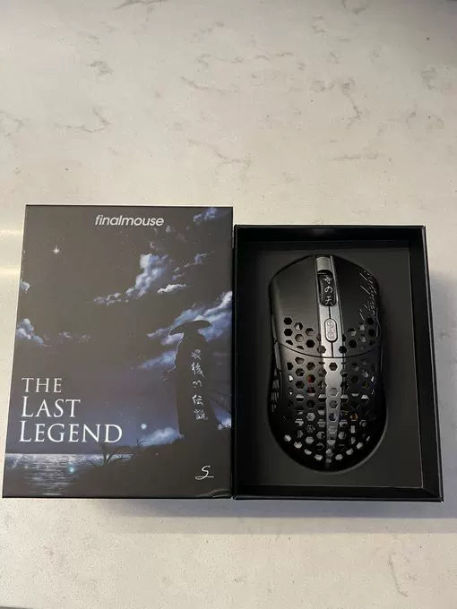 К wireless-геймерская мышь Finalmouse Starlight 12 Poseidon Medium дизайном Bluetooth wireless technology