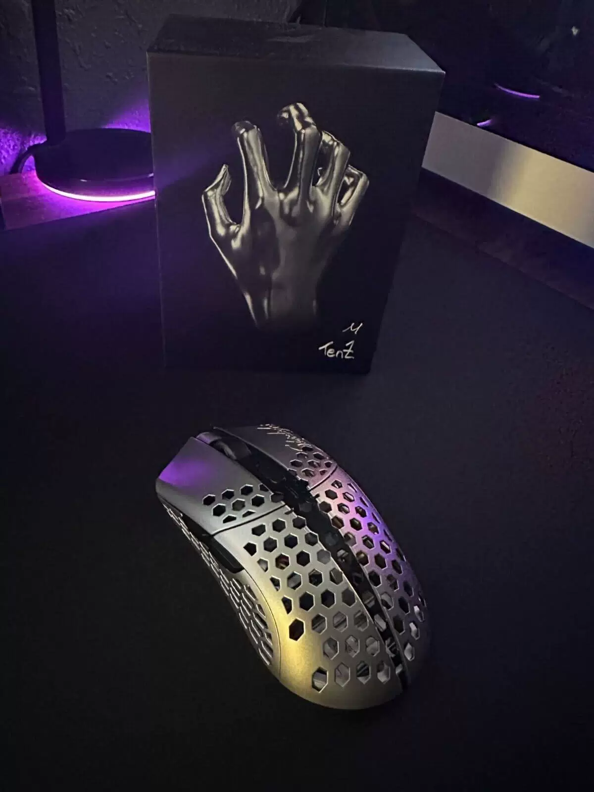 К wireless-геймерская мышь Finalmouse Starlight 12 Poseidon Medium дизайном Bluetooth wireless technology