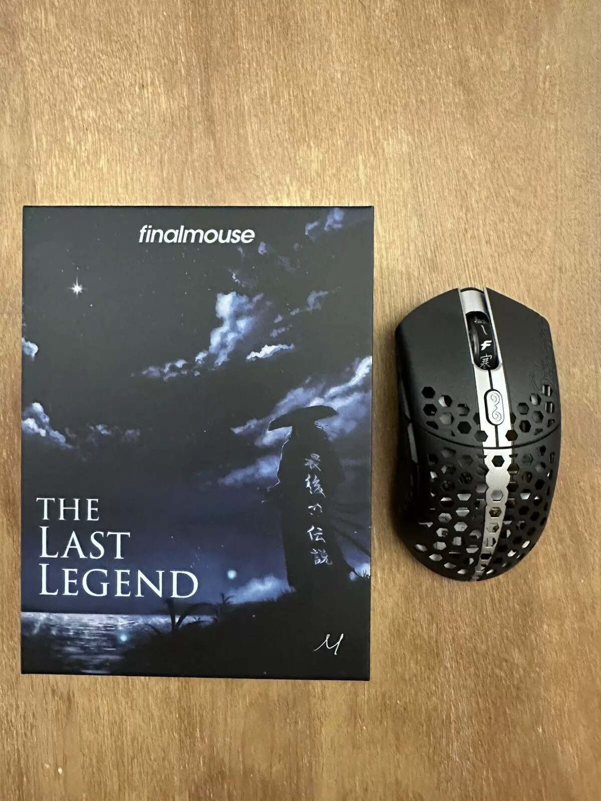 К wireless-геймерская мышь Finalmouse Starlight 12 Poseidon Medium дизайном Bluetooth wireless technology
