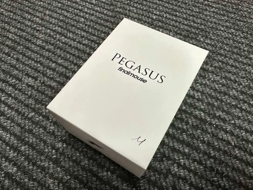 К wireless-геймерская мышь Finalmouse Starlight 12 Poseidon Medium дизайном Bluetooth wireless technology