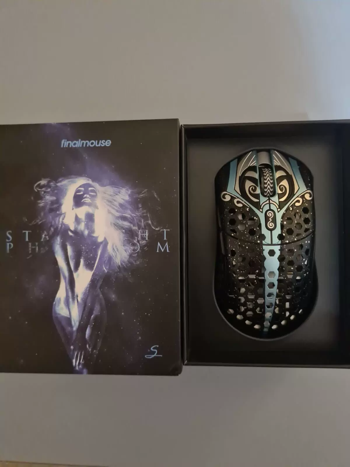 К wireless-геймерская мышь Finalmouse Starlight 12 Poseidon Medium дизайном Bluetooth wireless technology