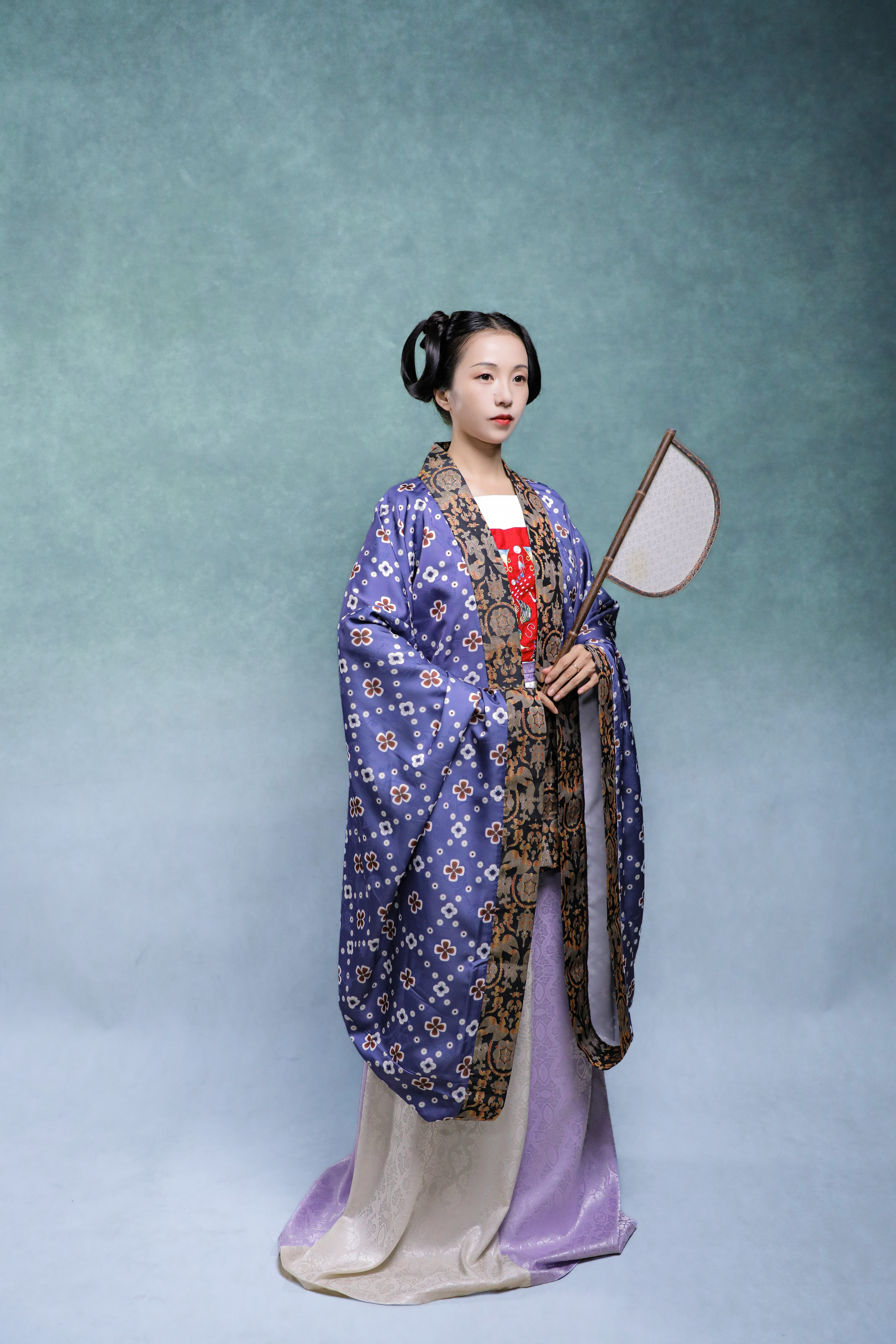 Sets imitating the Northern and Southern Dynasties checkerboard patterned large-sleeved pleated jackets and two-tone torn skirts