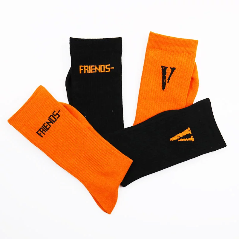 VLONE POP UP Limited Màu đen cam V Quần tất dài đường phố châu Âu và châu Mỹ FRIENDS - Vớ hàng tuần