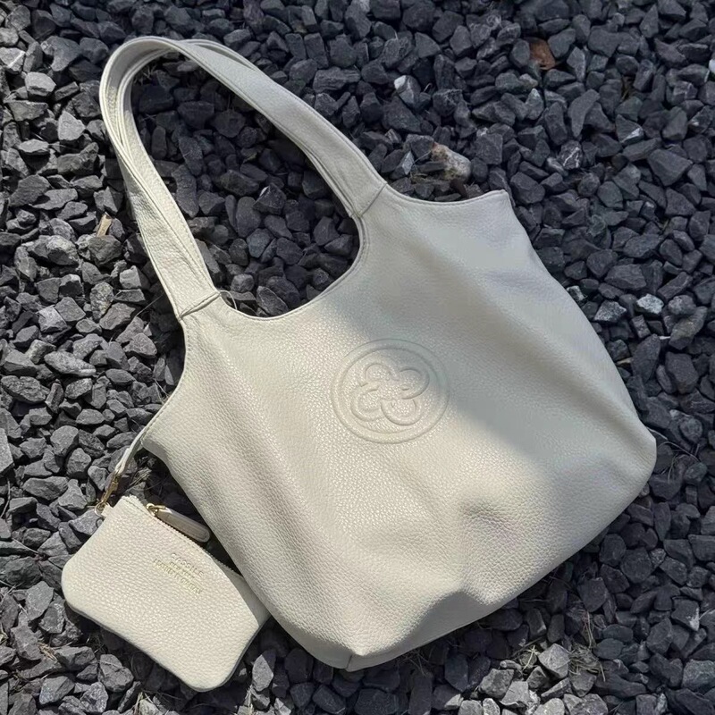 Wang Ou Recommends the Italian Imported Genuine Deer Leather Casler White Commuter Shoulder Bag, Soft and Smooth Tote Bag for Work Wang Ou Recommends the Italian Imported Genuine Deer Leather Casler White Commuter Shoulder Bag, Soft and Smooth Tote Bag for Work