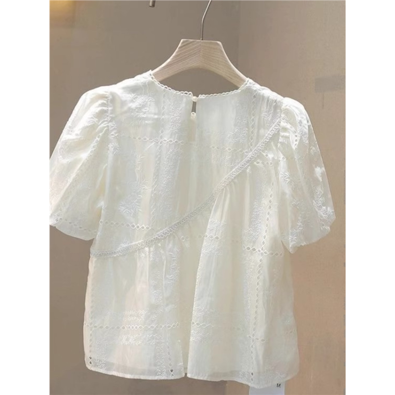 Sweet and Age-Reducing White French-Style Hollow-Out Puff Sleeve Top, Summer Short-Sleeved Shirt, Round Neck, Petite Doll Shirt