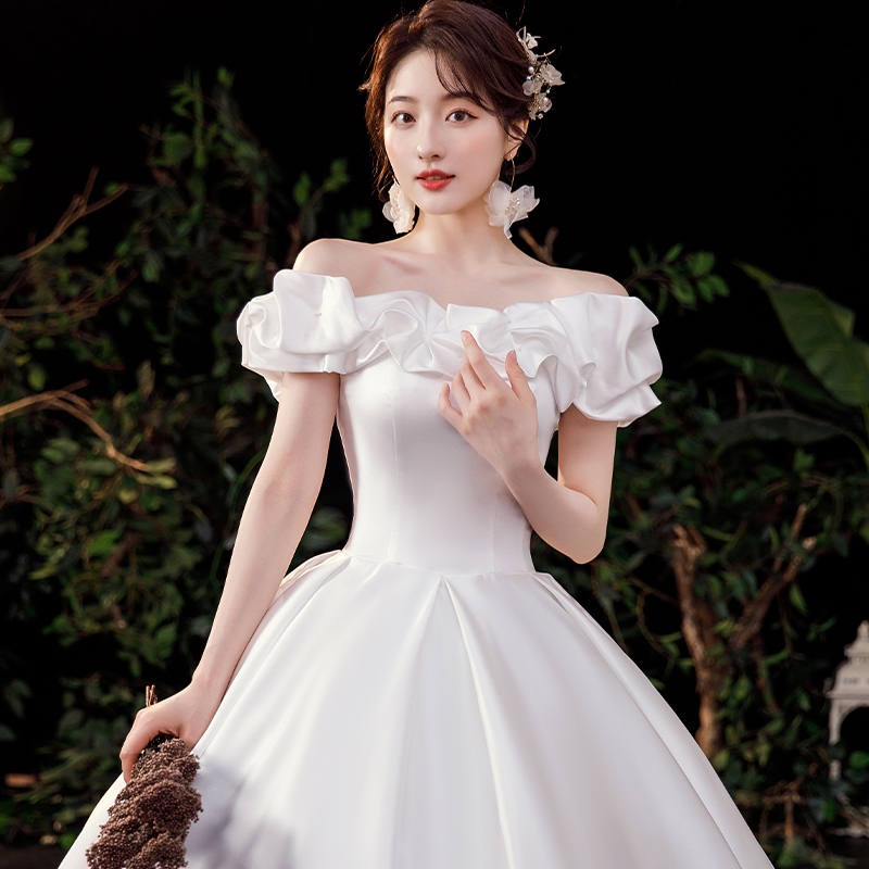 The main wedding dress 2022 new bride French -style shoulder -like temperament is high -level and thin satin princess wind dragging winter The main wedding dress 2022 new bride French -style shoulder -like temperament is high -level and thin satin princess wind dragging winter