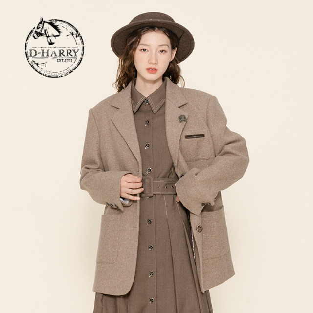 D-HARRY/迪哈利卡其色复古西装外套女中长款外穿西服DH224A95620D