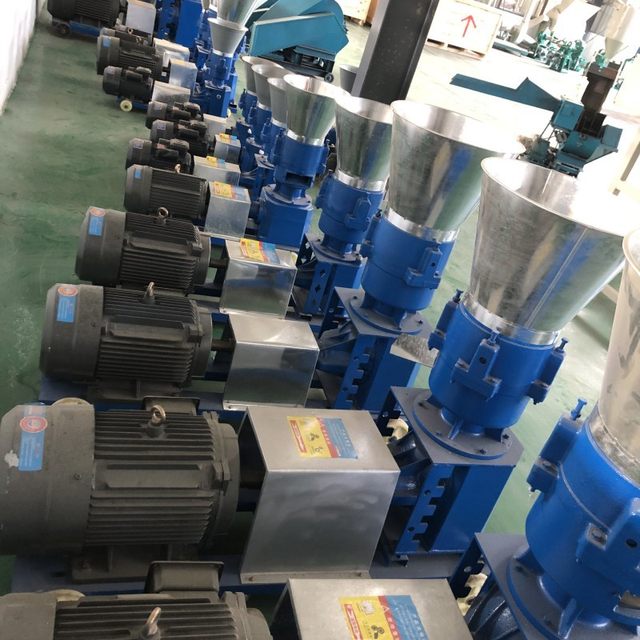 Three-wheel feed pelletizer Fish feed pelletizer Peanut shell crushing and mixing pelletizing production line