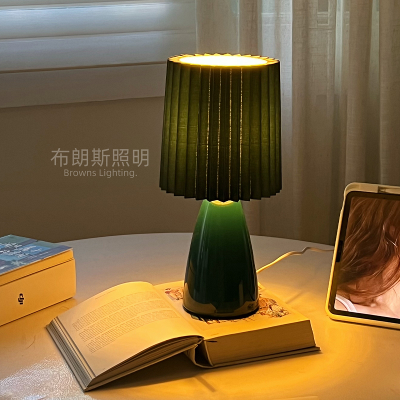 French Retro Dark Green Ceramic Table Lamp Bedroom Atmosphere Bedside Lamp Cream Style Desktop Decoration Table Lamp Night Light