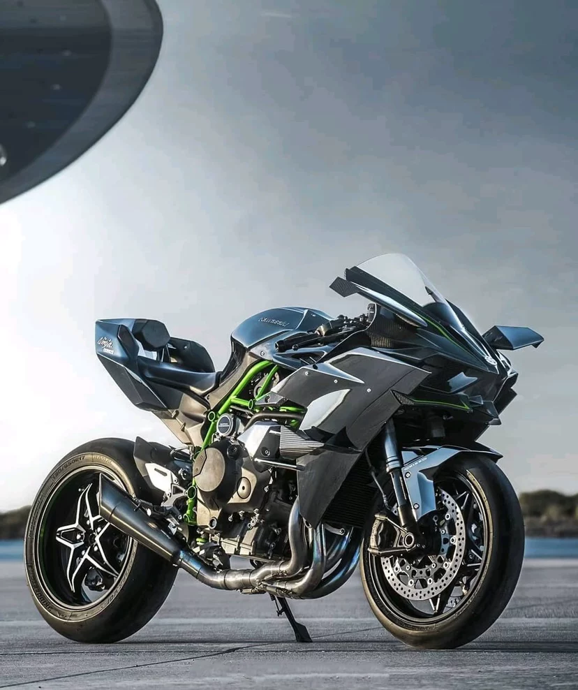 Ветровое стекло (Kawasaki H2, Yamaha R1 R6, Highway 250C) универсальное, чёрное или прозрачное