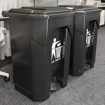 Outdoor yard trash can with large foot capacity