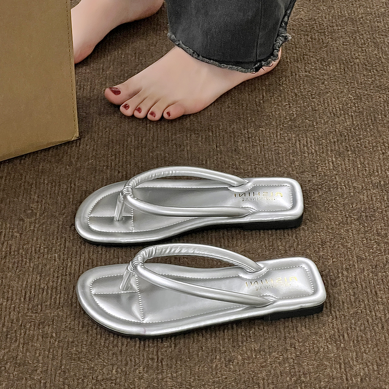 ins Trendy Flip-Flops for Women, Fashionable for Outdoor Wear, New Summer 2026 Soft Flat Thong Sandals, Internet-Famous Silver Beach Shoes