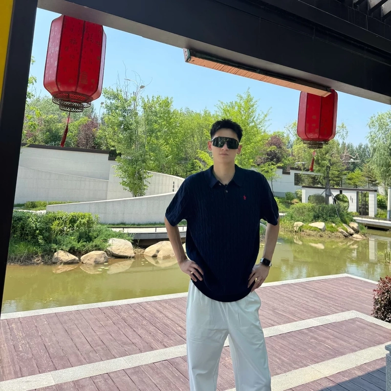[Huang Bowen] Summer Versatile Knitted Polo Shirt with a Stylish High-End Embroidered Solid Color, Casual Loose Short Sleeves
