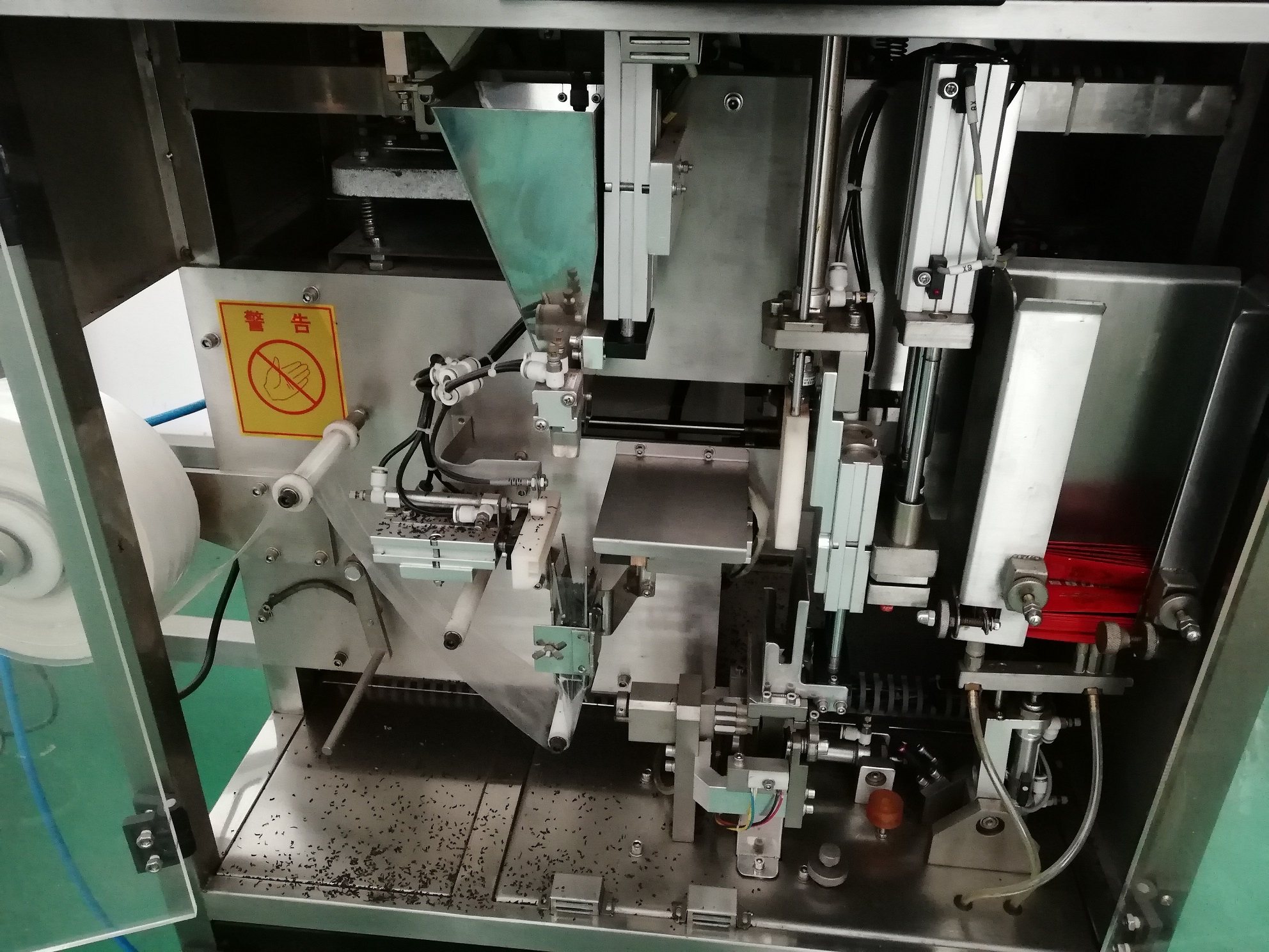 木炭技法油切黑乌龙茶包装机 茶叶抽真空包装设备