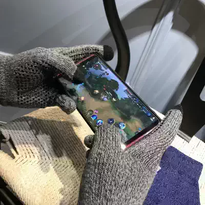 Touch screen gloves are no longer afraid of cold. Touch phone screen couple gloves
