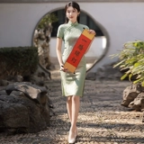 Green Cheongsam 2025 Новый стиль флагманский модель выигрывает вступительный экзамен в колледже для вступительного экзамена средней школы молодая маленькая мать может носить его обычно