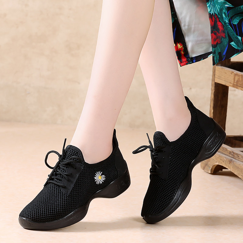 Summer new square dance shoes old Beijing cloth shoes small daisy dance shoes women soft bottom breathable dance shoes women's shoes