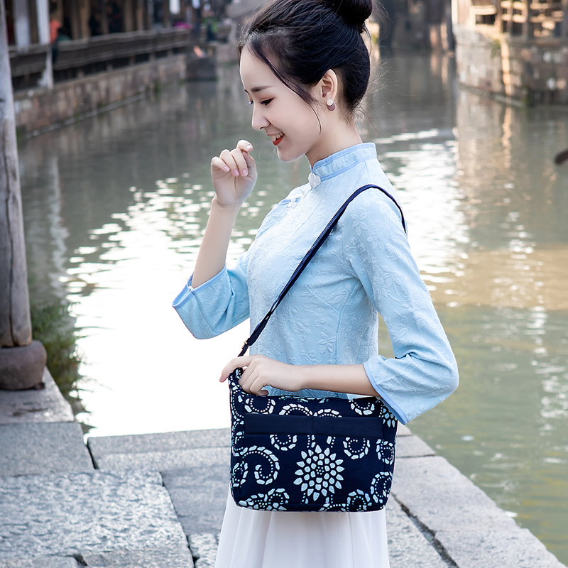 Uzhen Blue Print Handmade Wax Dyeing Single Shoulder Inclined Satchel Bag for Old Age Mom Pack Light shopping for groceries shopping bag