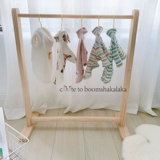 Собачьи домашние животные приземляются на стойку для одежды, висящие плюшевые медведь медведь ежедневно