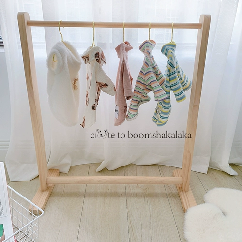 Собачьи домашние животные приземляются на стойку для одежды, висящие плюшевые медведь медведь ежедневно