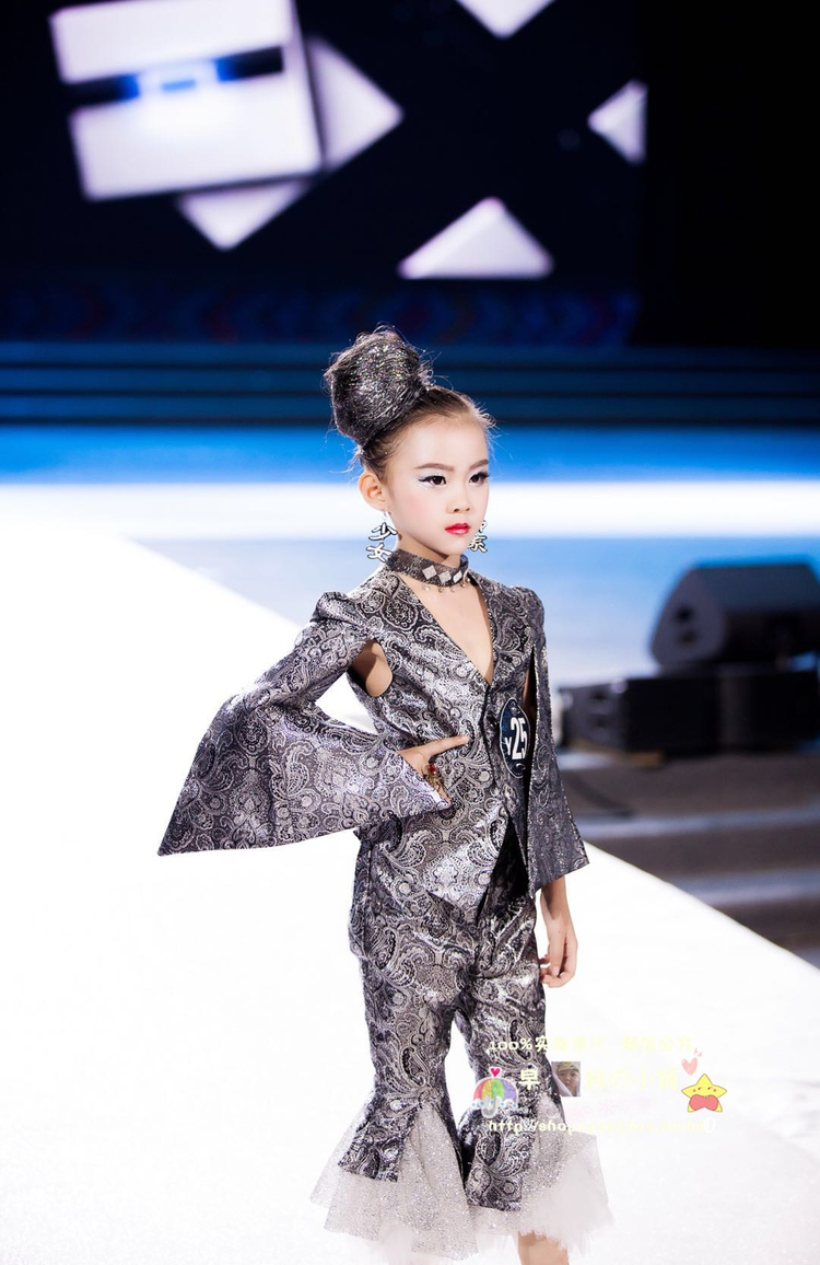 Bán cho thuê bé trai và bé gái mới ăn mặc trang phục catwalk trang phục cá tính cha mẹ và con phù hợp với trẻ em quần áo bé trai đẹp nhất