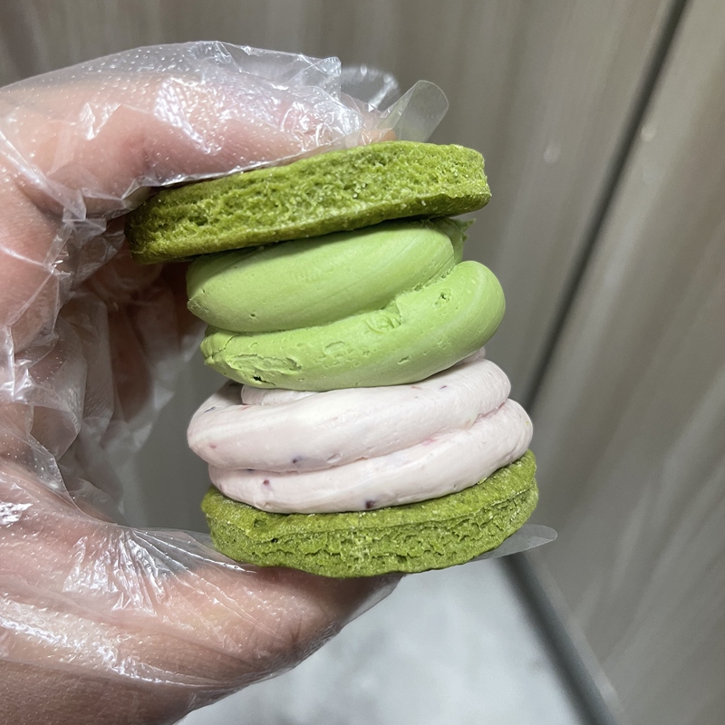 Slightly Sour, Freshly Made Large Portions of Cheese, Matcha, and Raspberry Scones, Frozen and Can Be Eaten Within 3 Days