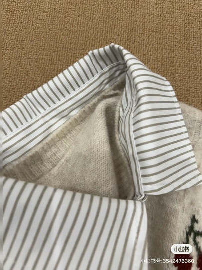 Versión coreana a rayas cuello POLO falso cuello de camisa de dos piezas pequeña boca dorada cárdigan de punto para mujer 2025 otoño nueva cereza top