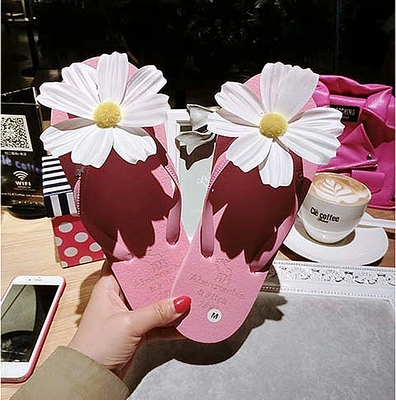 A small daisy pink cute holiday slippers Beautiful small fresh flip flops handmade sunflowers cool slippers