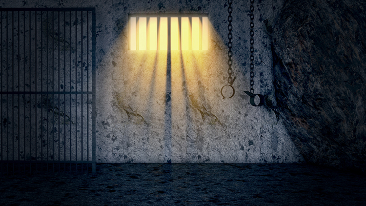 Pictures of Jiang Jie's Old-Time Prison Cells, Prison Fences, Iron Railings, Iron Chains, and Large High-Definition Led Screens on Stage