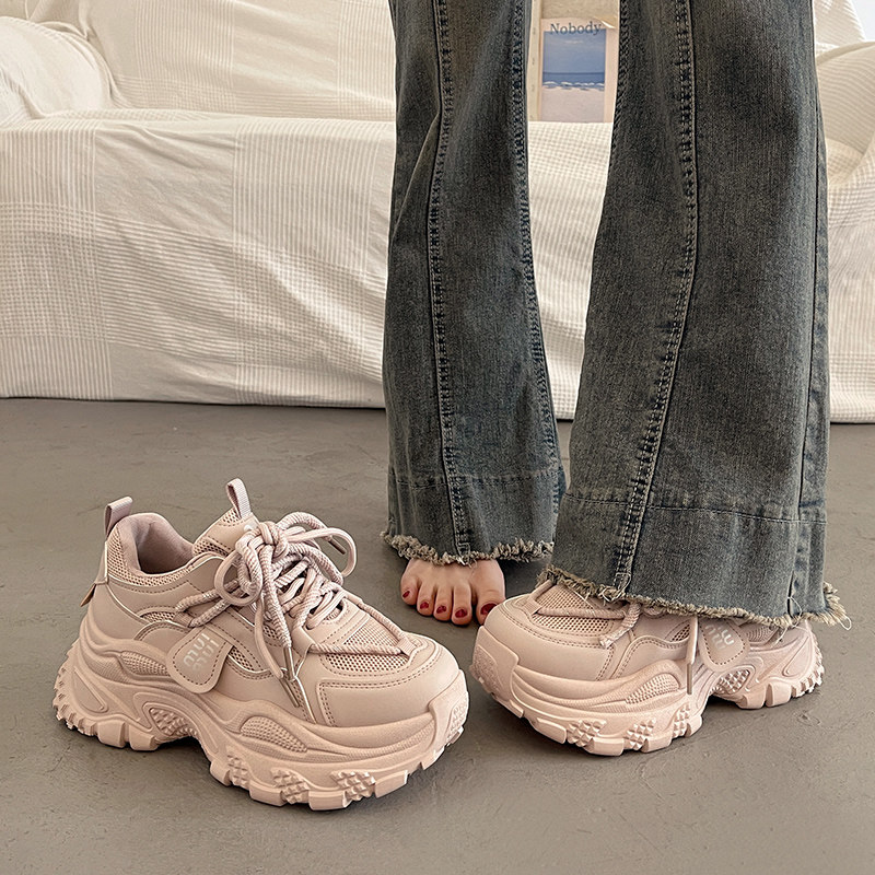 Европейская станция демонстрирует ноги, маленькие старые туфли на толстой подошве, женские осенние и зимние ботинки увеличенного размера, новую повседневную спортивную обувь белого цвета 2025 года выпуска.