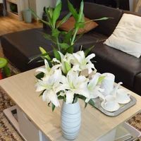 15 белых лилий