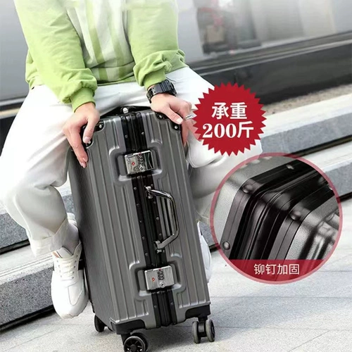 Универсальный вместительный и большой чемодан на колесиках