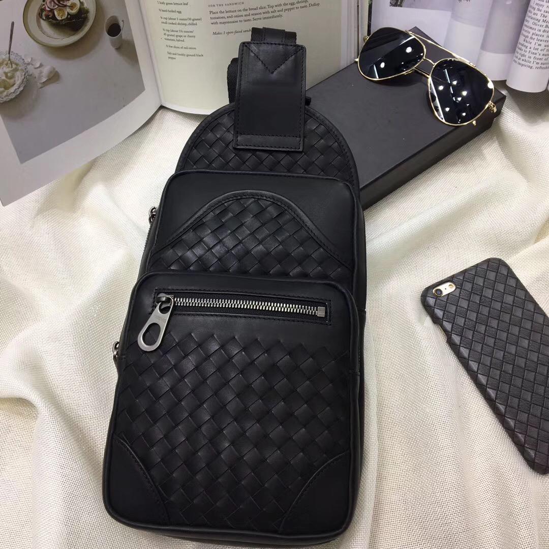 European and American big brands with the same tire leather woven chest bag men's bag 2022 new fashion casual atmosphere one-shoulder small backpack